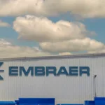 Carro voador Embraer em voo de transição crucial