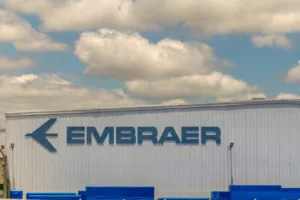 Carro voador Embraer em voo de transição crucial