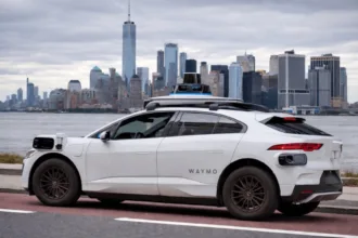 waymo-tem-quase-mil-robotaxis-parados-no-arizona-a-espera-de-autorizacao-para-circular