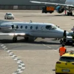 carro-bate-em-aviao-particular-em-aeroporto-na-italia