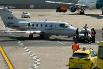carro-bate-em-aviao-particular-em-aeroporto-na-italia