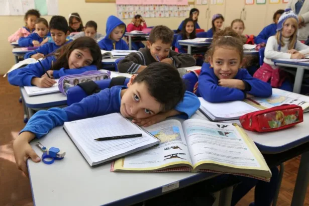 deputados-aprovam-flexibilizacao-de-uniformes-escolares-para-alunos-com-autismo-visando-inclusao-plena