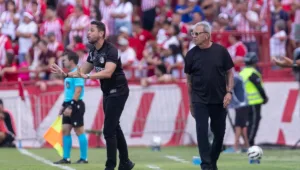 Filho de Hélio dos Anjos paga bônus funcionários Náutico