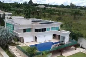 Simaria foto nua em frente ao espelho