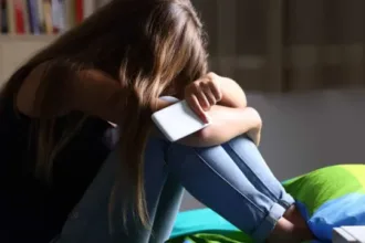 Adolescente em frente ao computador, preocupado com coerção online