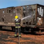 Incêndio em São Luiz do Norte com caminhão e máquina agrícola destruídos