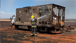 Incêndio em São Luiz do Norte com caminhão e máquina agrícola destruídos