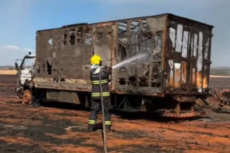Incêndio em São Luiz do Norte com caminhão e máquina agrícola destruídos