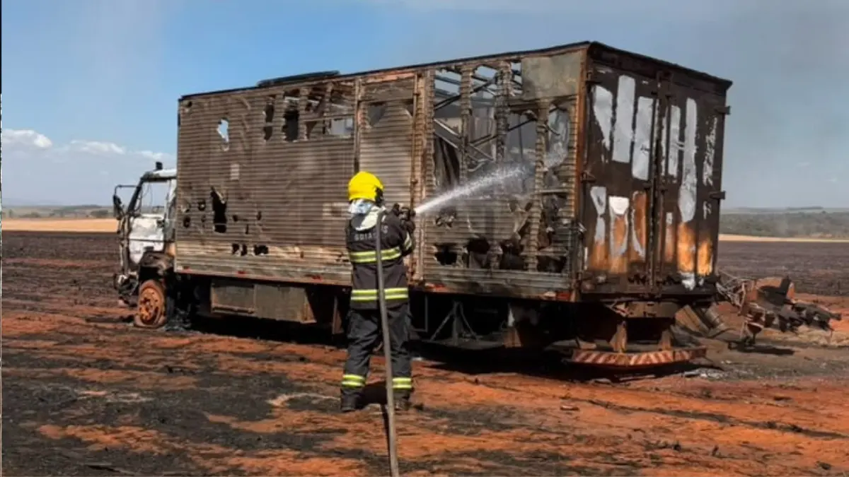 Incêndio mata uma pessoa, destrói caminhão e máquina agrícola em São Luiz do Norte