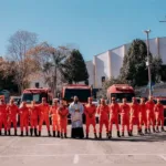 Bombeiros na Romaria do Muquém refrescando romeiros com jato de água
