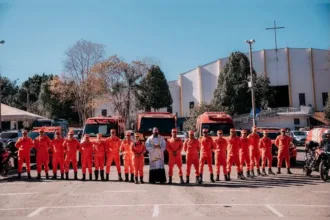 Bombeiros na Romaria do Muquém refrescando romeiros com jato de água
