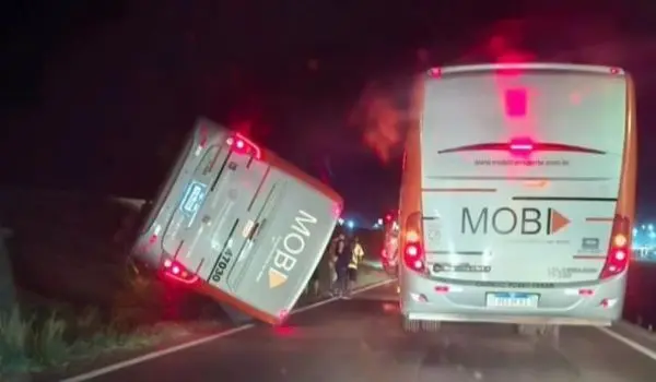 Ônibus tomba na BR-060 e deixa três feridos em Rio Verde