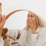 Mulher passando maquiagem destacando tendências de beleza 2026