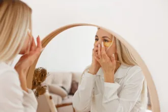 Mulher passando maquiagem destacando tendências de beleza 2026