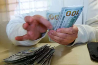 homem-da-carolina-do-norte-celebra-segunda-grande-vitoria-na-loteria-em-dois-anos-e-fatura-100-mil-dolares