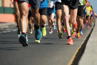 em-cleveland,-ex-atleta-corre-milha-em-tempo-recorde-empurrando-carrinho-de-bebe