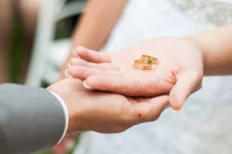 noiva-surpreende-convidados-e-chega-ao-casamento-montada-em-vaca-de-estimacao