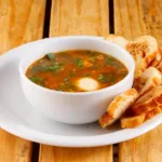 Caldo quente cremoso servido em tigela