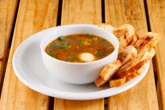 Caldo quente cremoso servido em tigela
