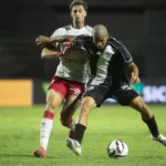 Derek em atuação pelo Náutico contra a Ponte Preta