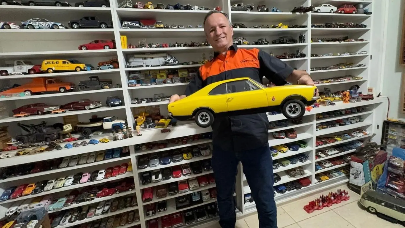 Paixão de Criança: Goiânio Recria Memórias com 1.800 Carros em Miniatura