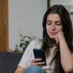 Jovens de Goiás estudando e trabalhando