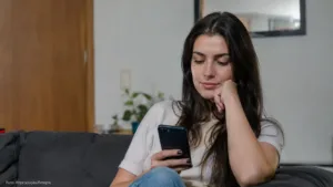 Jovens de Goiás estudando e trabalhando