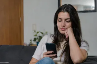 Jovens de Goiás estudando e trabalhando
