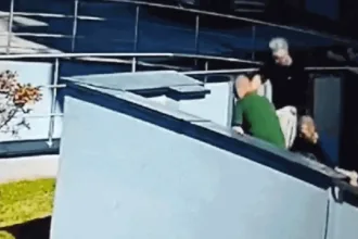 Homens salvam criança de queda do quinto andar