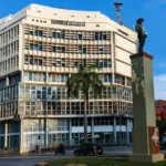 Gigante de vidro simbolizando a transformação de Goiânia