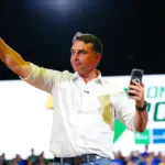 Homem é alvo de busca em Juiz de Fora por ameaça a Flávio Bolsonaro