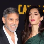 george-e-amal-clooney-levam-os-gemeos-a-gala-beneficente-na-italia-e-amal-brilha-em-vestido-preto