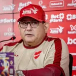Guto Ferreira destaca união no Vila Nova após vitória