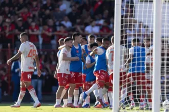 Vila Nova vence Atlético com golaço de Dudu