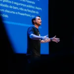 Flávio Bolsonaro em evento de campanha discutindo fraude de filiação partidária