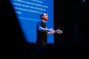 Flávio Bolsonaro em evento de campanha discutindo fraude de filiação partidária