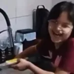 Menina com crise gelástica infantil sorrindo involuntariamente