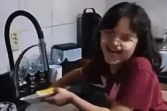 Menina com crise gelástica infantil sorrindo involuntariamente