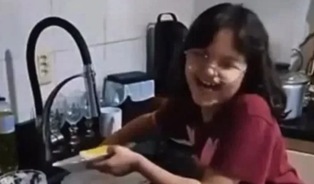 Menina com crise gelástica infantil sorrindo involuntariamente