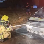 Incêndio em carro em Caldas Novas com bombeiros no local