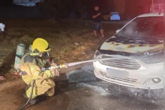 Incêndio em carro em Caldas Novas com bombeiros no local