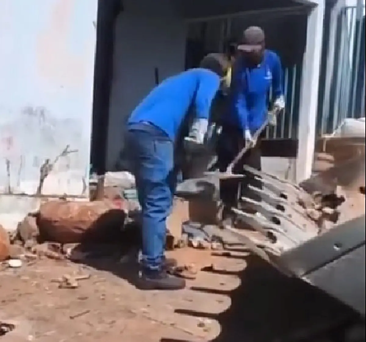 Força-tarefa mobiliza autoridades para limpar casa em Ceres repleta de lixo