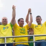 Flávio Bolsonaro inicia campanha em Copacabana