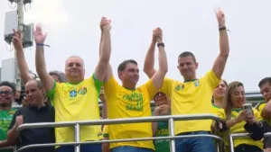 Flávio Bolsonaro inicia campanha em Copacabana