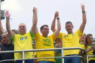 Flávio Bolsonaro inicia campanha em Copacabana