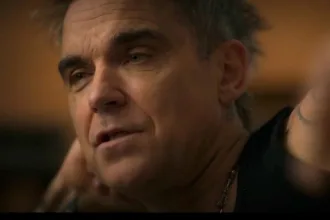 cantor-robbie-williams-revela-diagnostico-de-autismo-e-encontra-alivio-em-nova-perspectiva