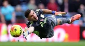 dibu-martinez-pode-reforcar-a-juventus-apos-aston-villa-contratar-goleiro-japones-zion-suzuki