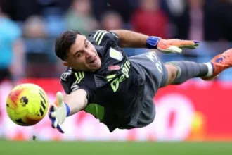 dibu-martinez-pode-reforcar-a-juventus-apos-aston-villa-contratar-goleiro-japones-zion-suzuki