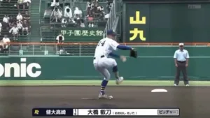 kenta-takasaki-avanca-as-quartas-de-final-do-koshien-apos-12-anos-e-tecnico-celebra-feito-raro