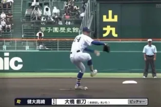 kenta-takasaki-avanca-as-quartas-de-final-do-koshien-apos-12-anos-e-tecnico-celebra-feito-raro